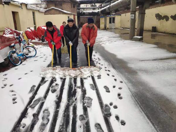 不畏嚴寒除積雪 城建物業在行動