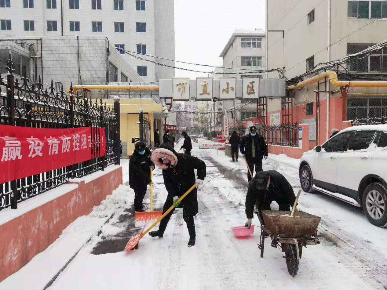 疫情當前不放松 雪中堅守物業人