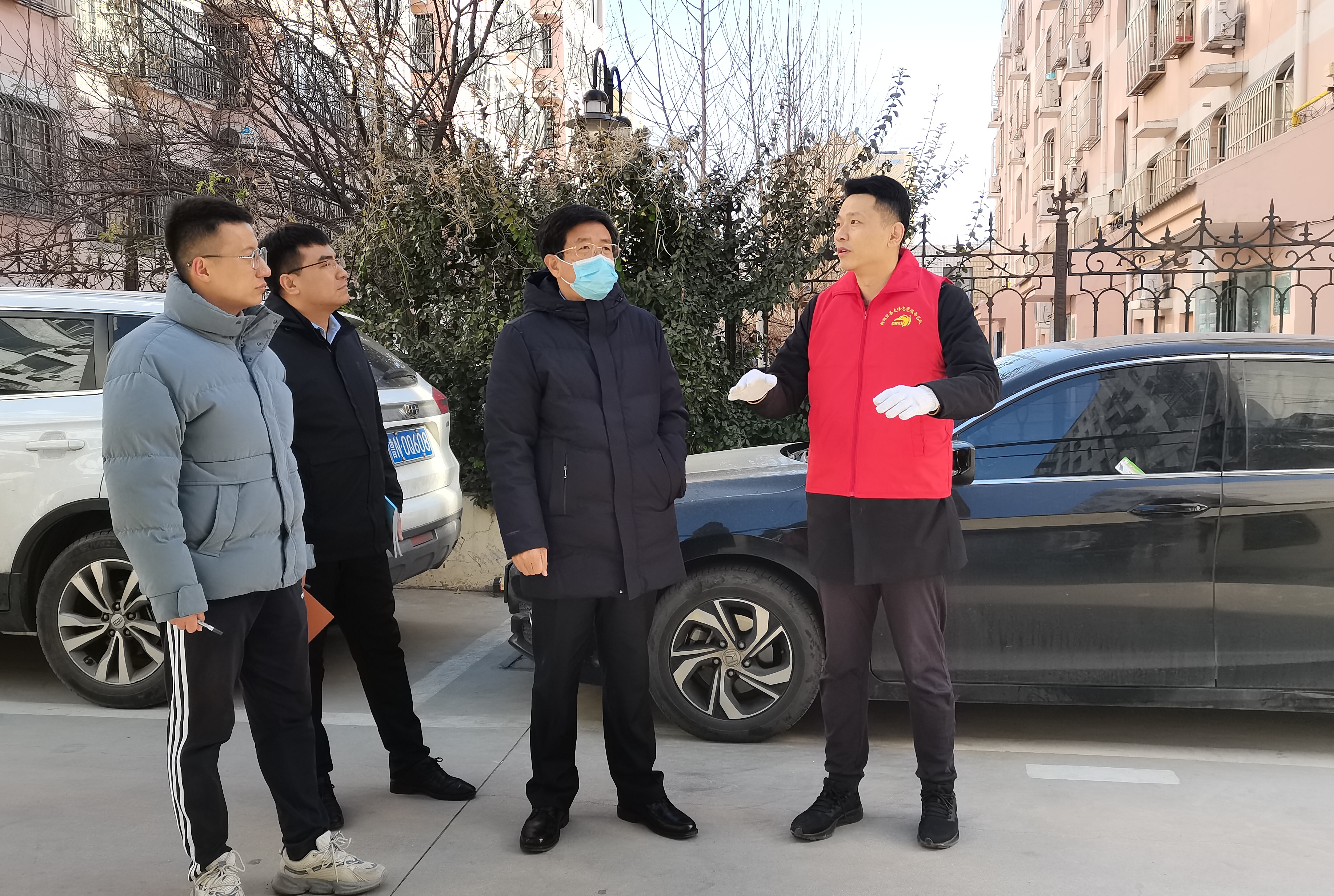 景文新到城投地產公司幫扶小區督導創建文明城市工作