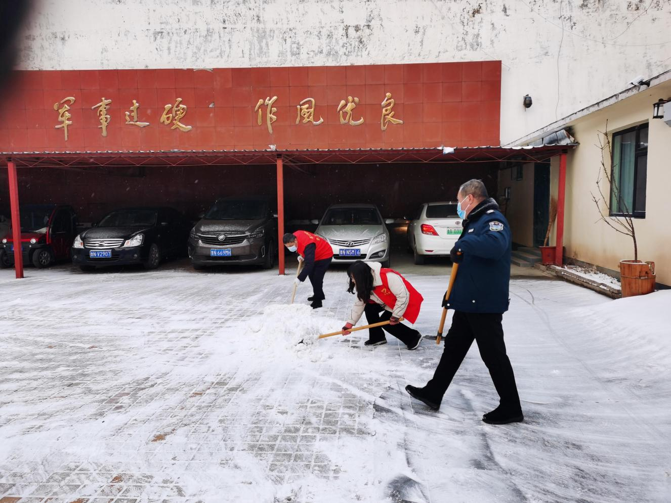 鞏固創城展風采 掃雪除冰暖人心