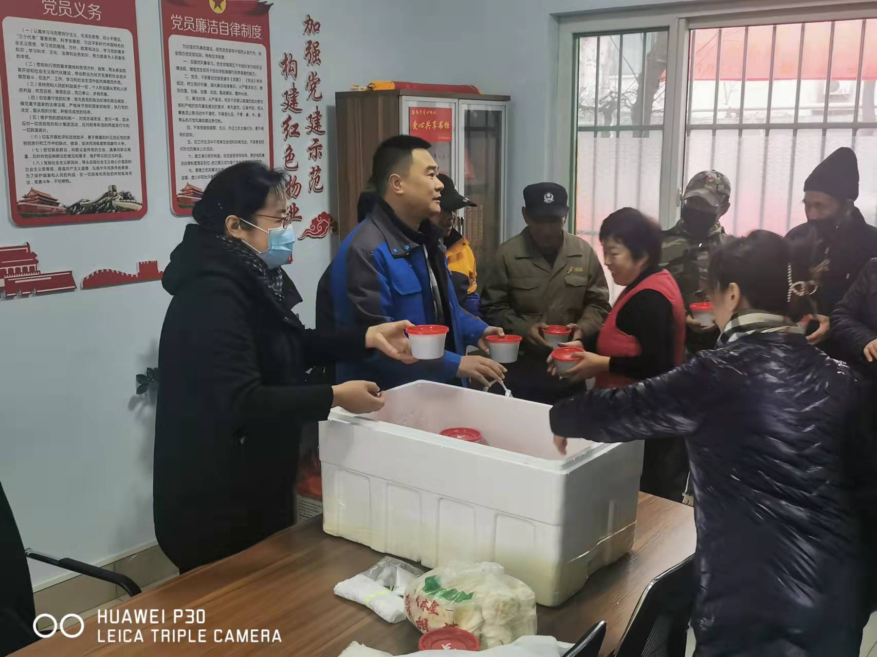 心系一線  情暖臘八——北園物業開展臘八節送暖心粥活動