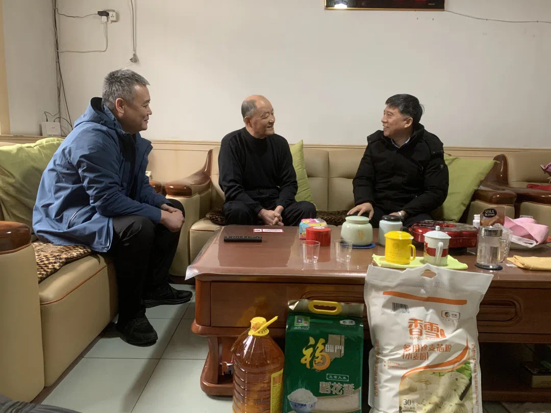 歲寒迎新春 慰問暖心間——房屋開發公司春節前走訪慰問退休老同志