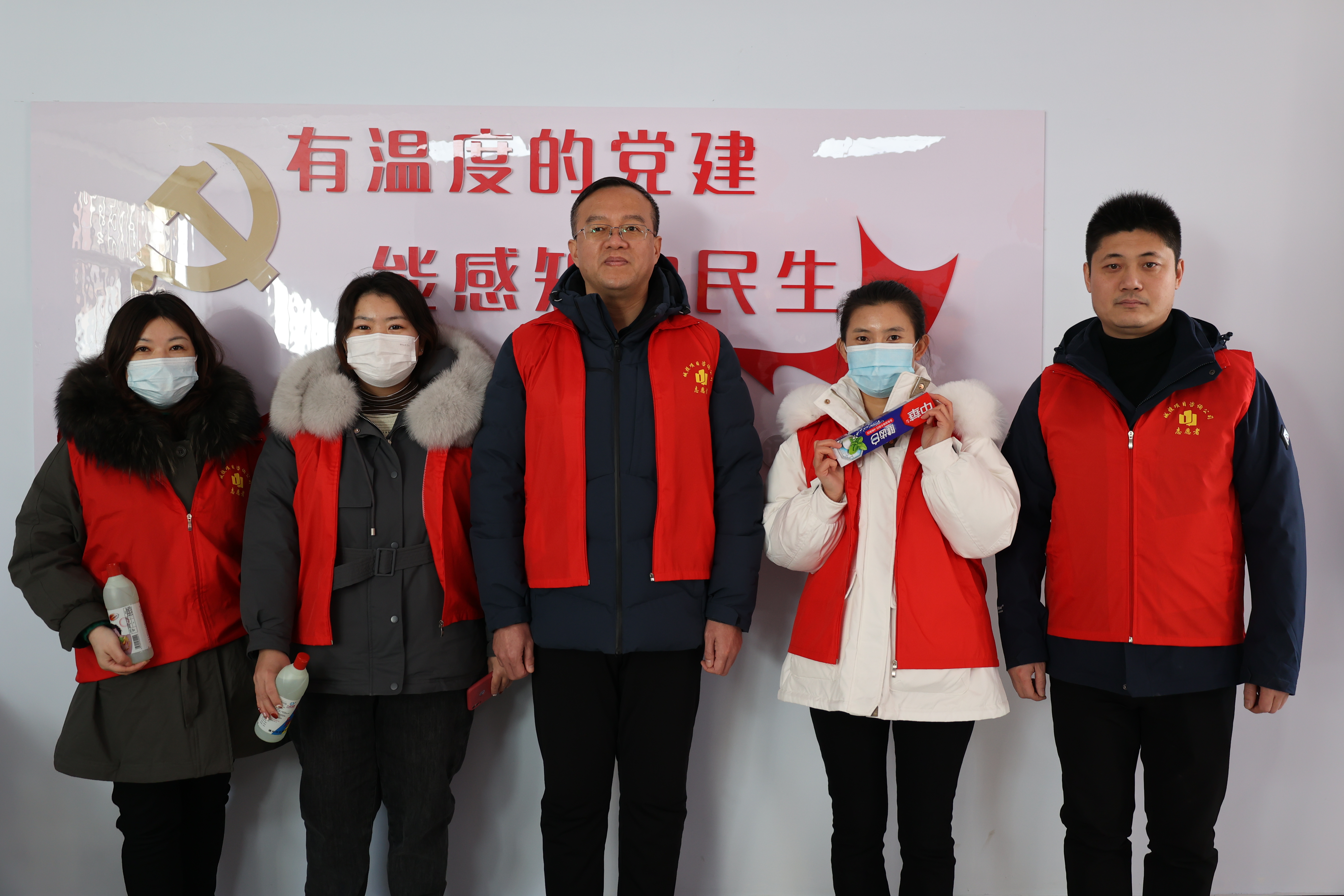 城投項目咨詢公司黨支部聯合學府社區黨委共同開展“喜迎元宵佳節 共建和諧社區”“雙報到”黨員志愿者活動